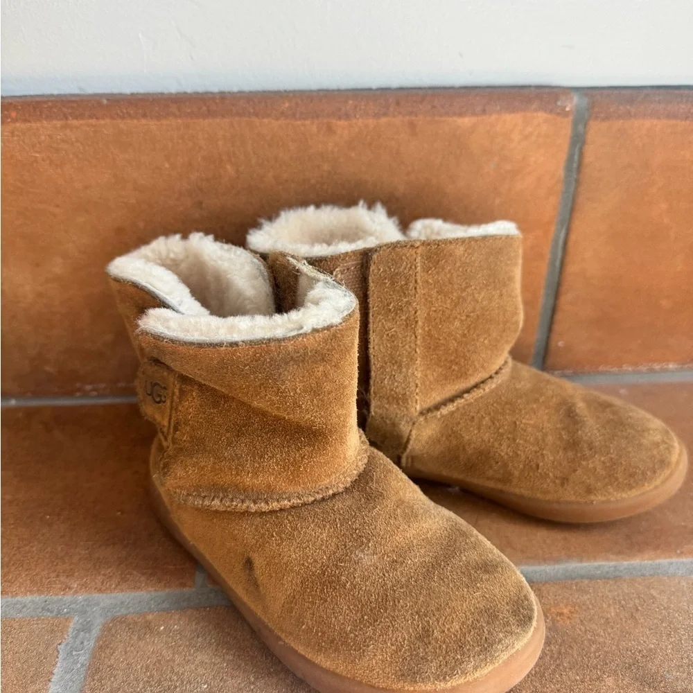 UGG Kids Chestnut Classic Short Boots Shearling Lined Cozy Winter